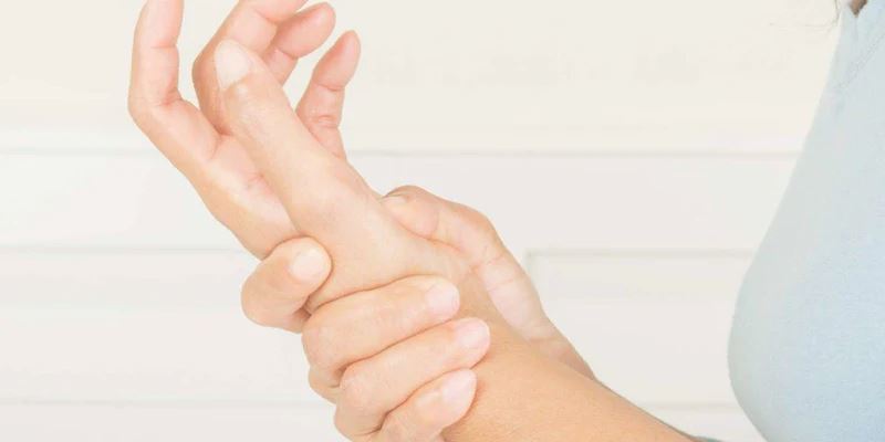 Exercises for Lash Artists: Keep Muscle Strain Away- hand pain, wrist pain, neck pain