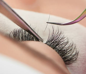 How to correctly attach lash extensions