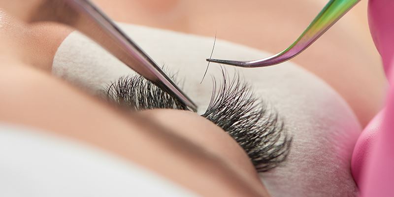 How to correctly attach lash extensions